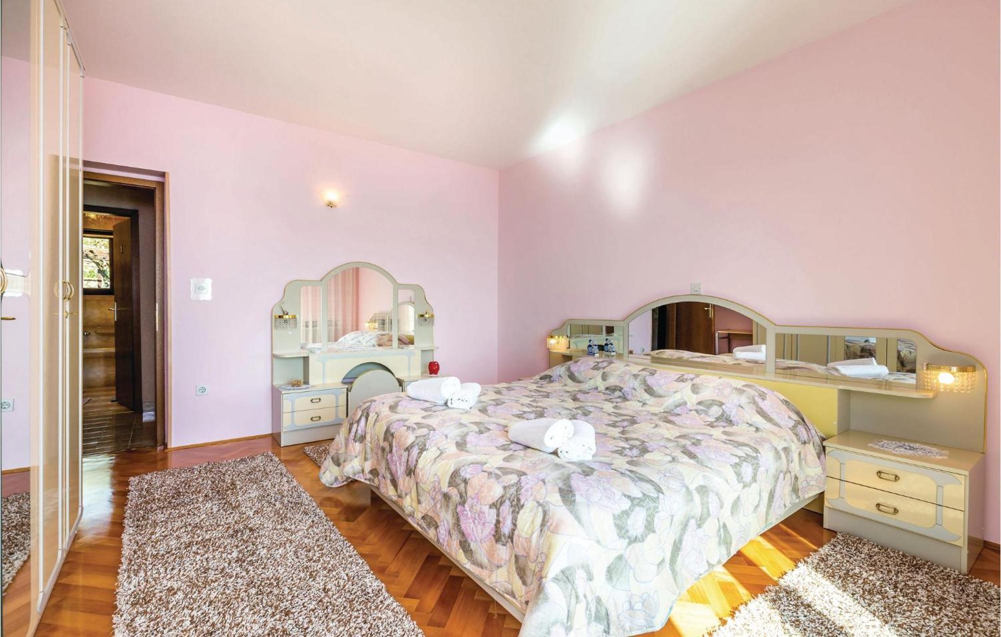 2 Bedroom Lovely Apartment In לובראן מראה חיצוני תמונה